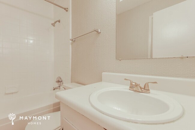 Building Photo - Beautiful 3 Bedroom Bungalow!