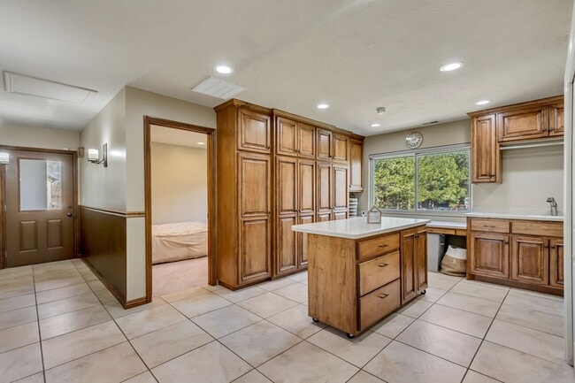 Building Photo - Beautiful 5-Bedroom Home in Sandy!