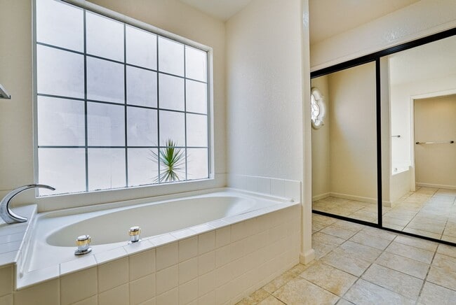 Building Photo - Lovely and spacious 3BR 2.5BA townhouse in...