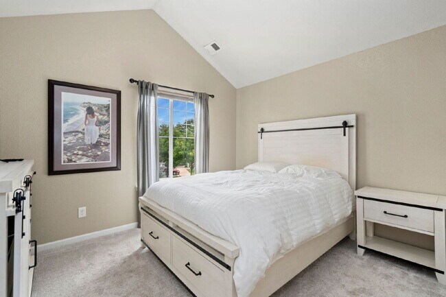 Building Photo - Bright & Spacious 2 Bedroom, 2 Bath Condo