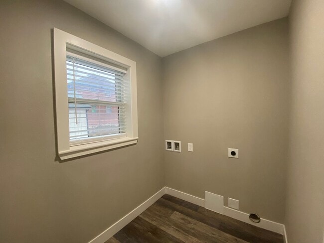 Building Photo - Beautifully remodeled 2 bed 1 bath unit in...
