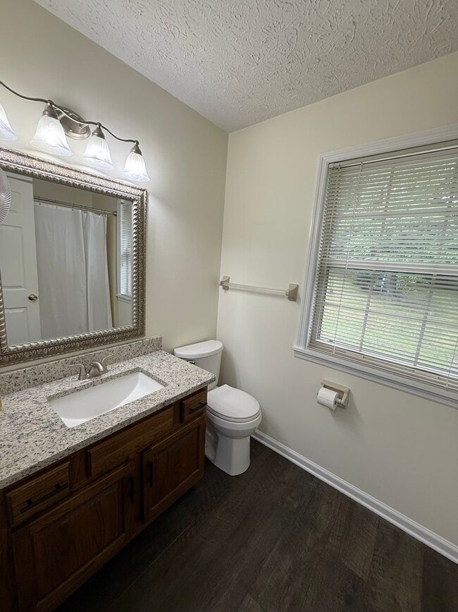 Building Photo - 3 Bed 2 Bath Home near Luther Lake