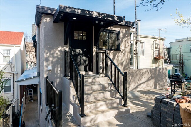 Building Photo - 86 Main St