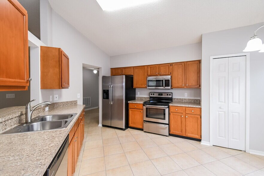 Building Photo - 8647 Charlesgate Cir N