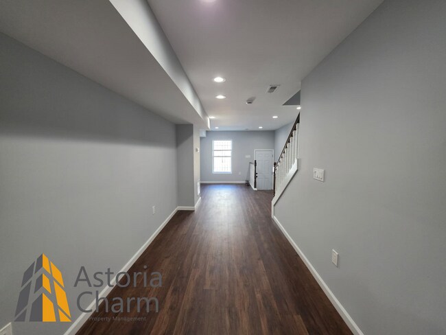Building Photo - Renovated 2 Bedroom + Den, 3 Bath Home with Ensuites, Finished Basement and Stainless Appliances