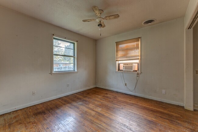 Building Photo - 121 W Pecan St