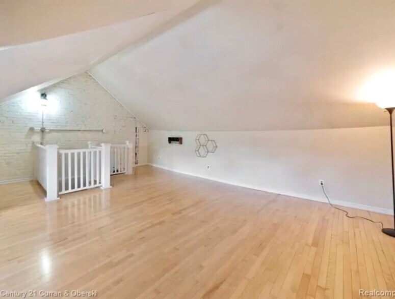 Large bedroom, exercise room, or office! - 455 E Ferry St