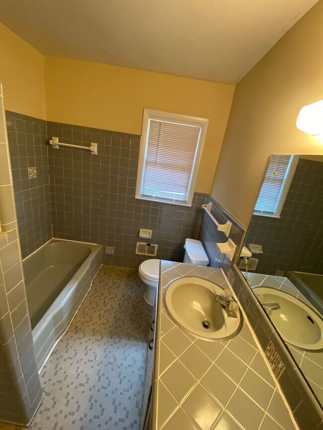 Building Photo - AVAILABLE FEBRUARY 1 2026!