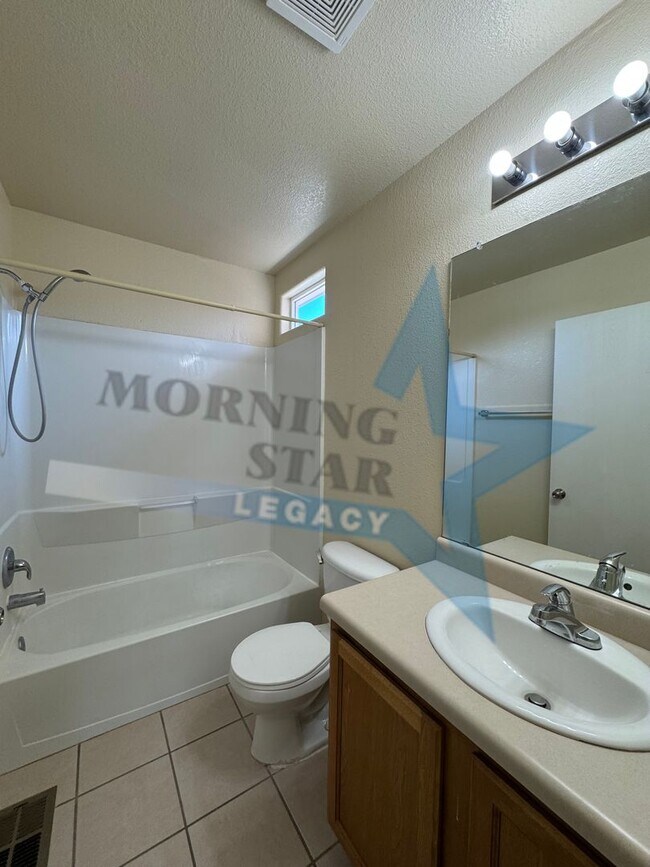 Building Photo - LARGE 4 bed home!