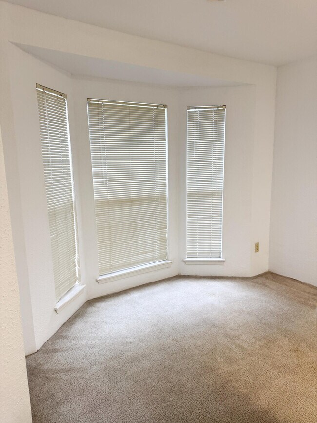 Building Photo - 977 Riverside Dr