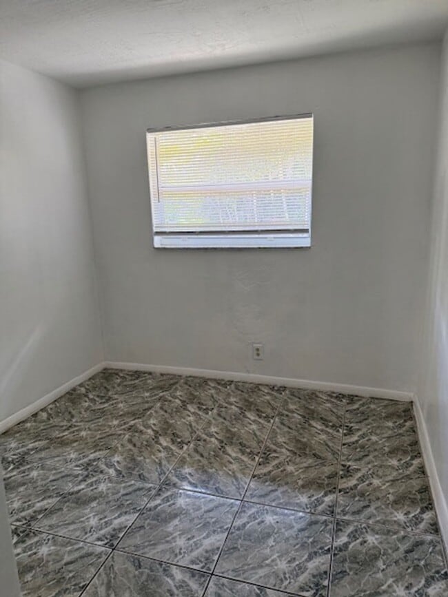 Building Photo - SPACIOUS 3/2 GREAT FAMILY HOUSE