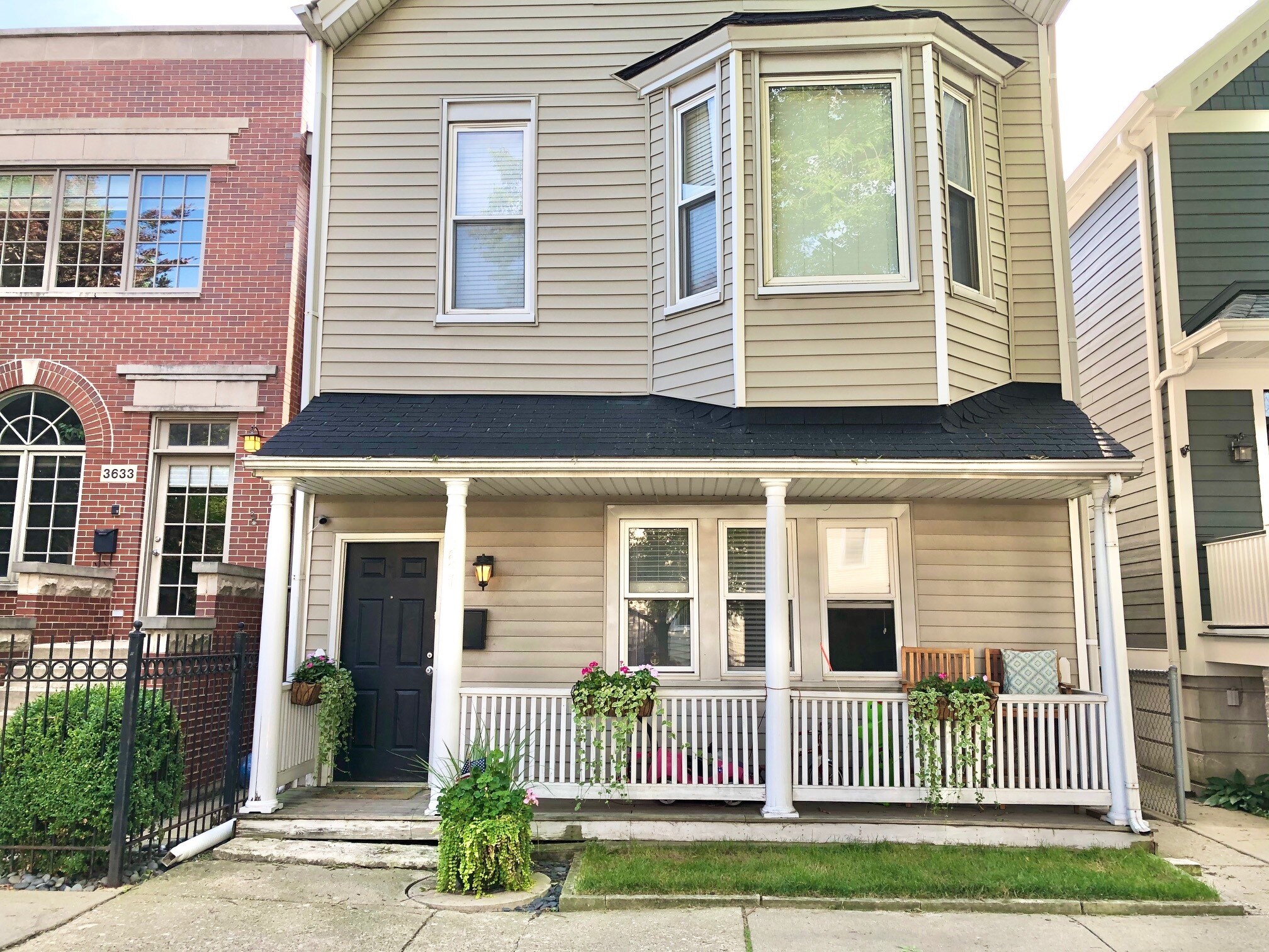 Building Photo - 3631 N Hermitage Ave