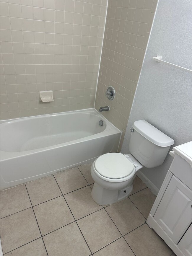 Building Photo - 2nd floor - 2 Bedroom, 2 Bath with garage ...