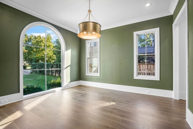 Building Photo - 3311 Skyline Dr