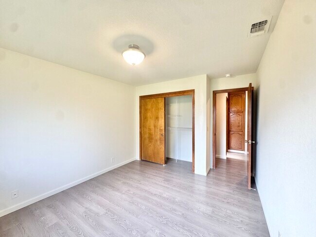 Building Photo - Stunning 3 bedroom 2.5 bathroom home in Folsom with large backyard