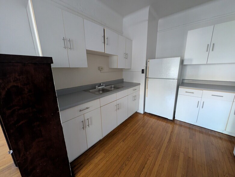 Building Photo - 5704 S Harper Ave