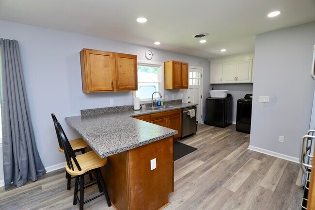 Building Photo - 6 Hilliard Dr
