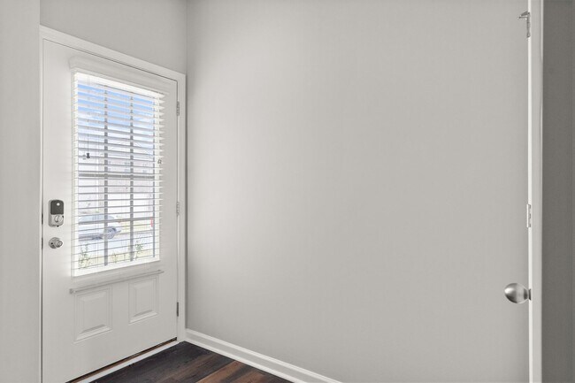 Building Photo - 4 bed / 2.5 bath in Gainesville! Retreat a...