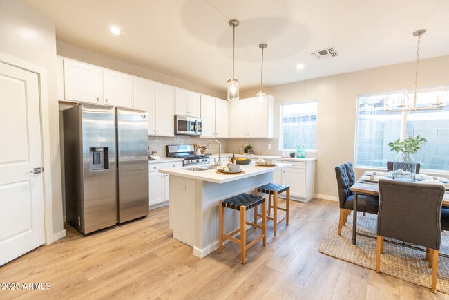 Building Photo - 3717 E Flower St