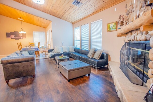 Building Photo - Cozy 4-Bedroom Cabin for Rent – Stunning V...