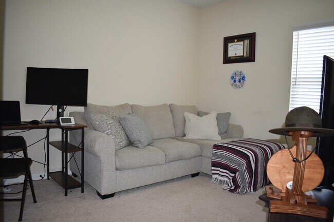 Building Photo - 3262 Alexandria Dr