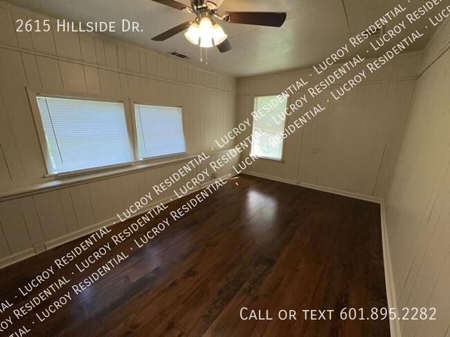 Building Photo - 2615 Hillside Dr