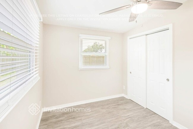 Building Photo - 9449 Park Lake Dr