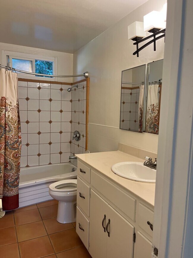 Building Photo - Charming 3+Bd Single Story Home For Lease