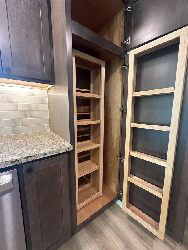 Building Photo - 2 bed, 1 Bath, 1 Car Garage, - Modern Insi...