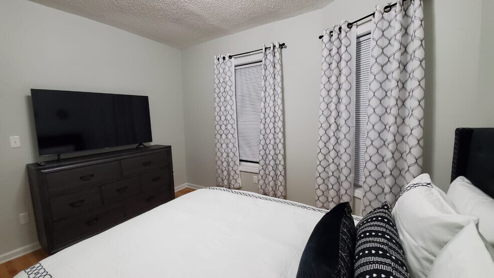 Building Photo - 2339 Main St