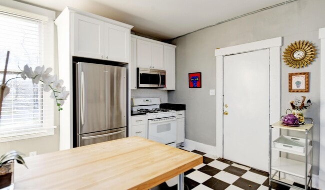 Building Photo - 705 Bryden Rd