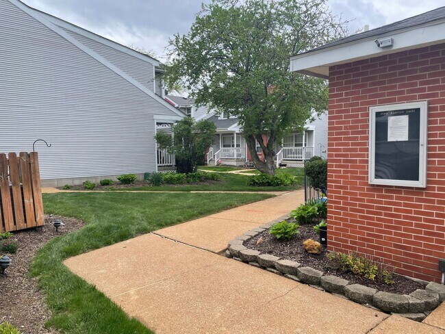 Building Photo - Beautiful 2 Bed, 1.5 Bath Townhome on the Edge of the Desirable Hill Neighborhood Available for Rent