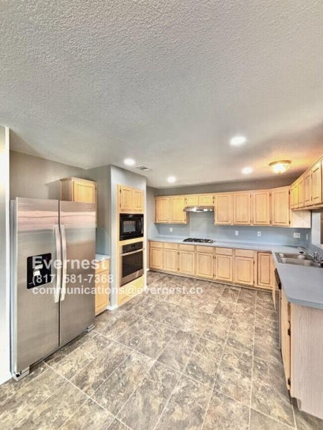 Building Photo - Spacious 3-Bedroom Home with Fenced Yard a...