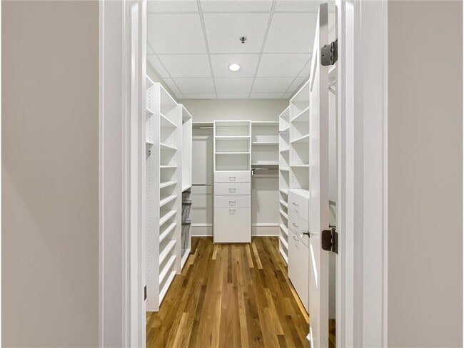 Building Photo - 300 Wall St