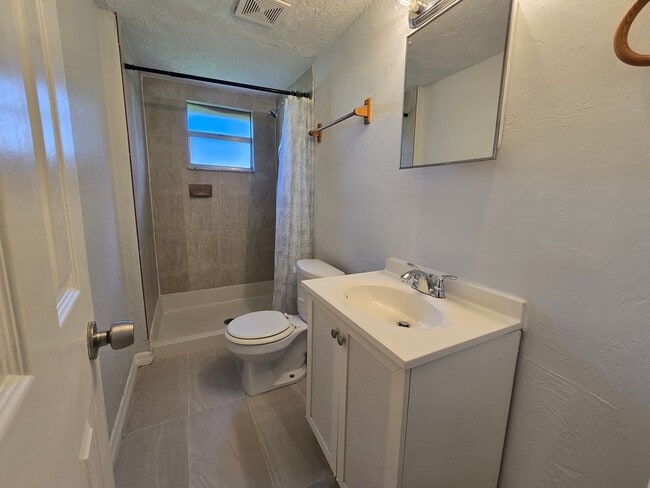 Building Photo - Cute 1 bed/ 1 bath Duplex Available now in...