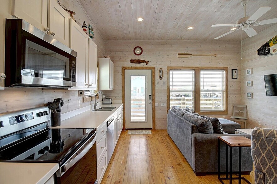 Building Photo - 1924 Eleventh Street-SI ID1023221P