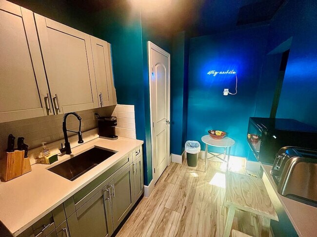 Building Photo - 625 NE 13th Ave