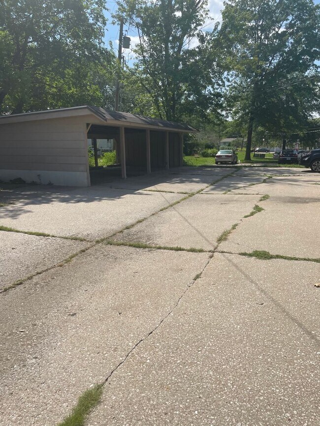 Building Photo - 2940 Leeway Dr