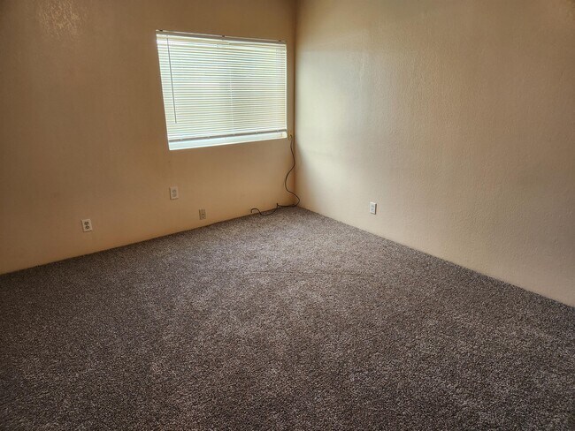 Building Photo - 133 SE Main St