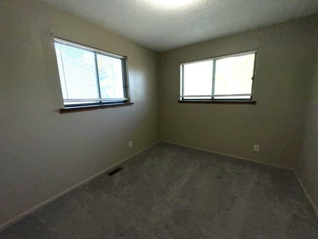 Building Photo - Lovely 2 Bedroom / 1 Bath for Rent - Section 8 Welcome
