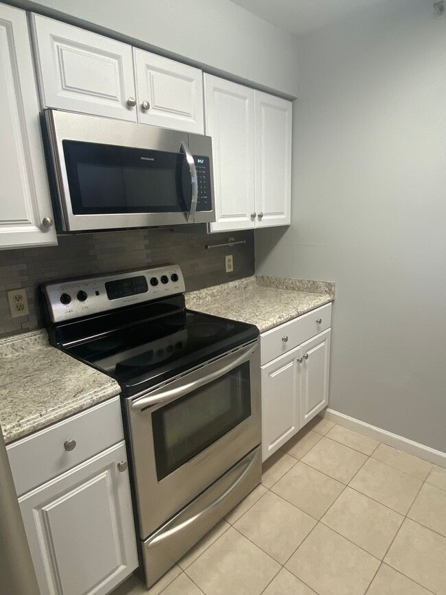 Building Photo - Spacious 4 bedroom, 2 bath Townhome