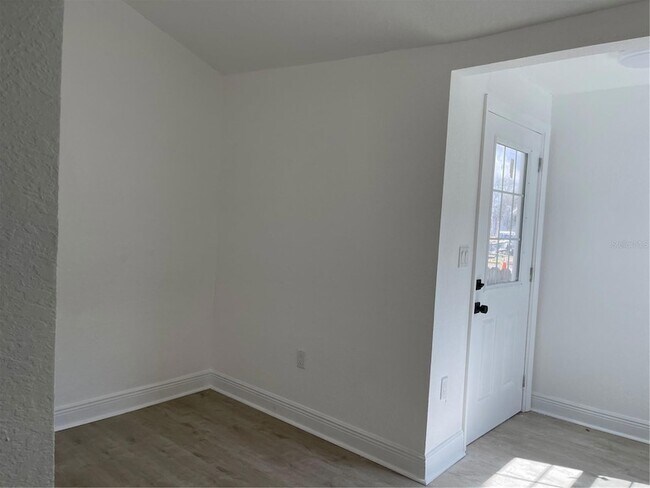 Building Photo - 114 W Amelia Ave