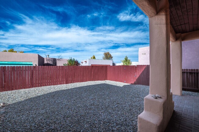 Building Photo - 1 MO. FREE RENT! Serene Pueblo-Style Home in Tierra Contenta