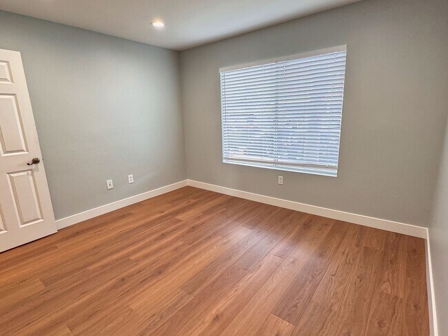 Building Photo - Well Kept 2BD Condo with Sunset Views