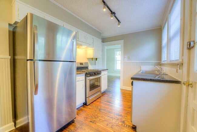 Building Photo - Gorgeous, renovated Midtown 3/1.