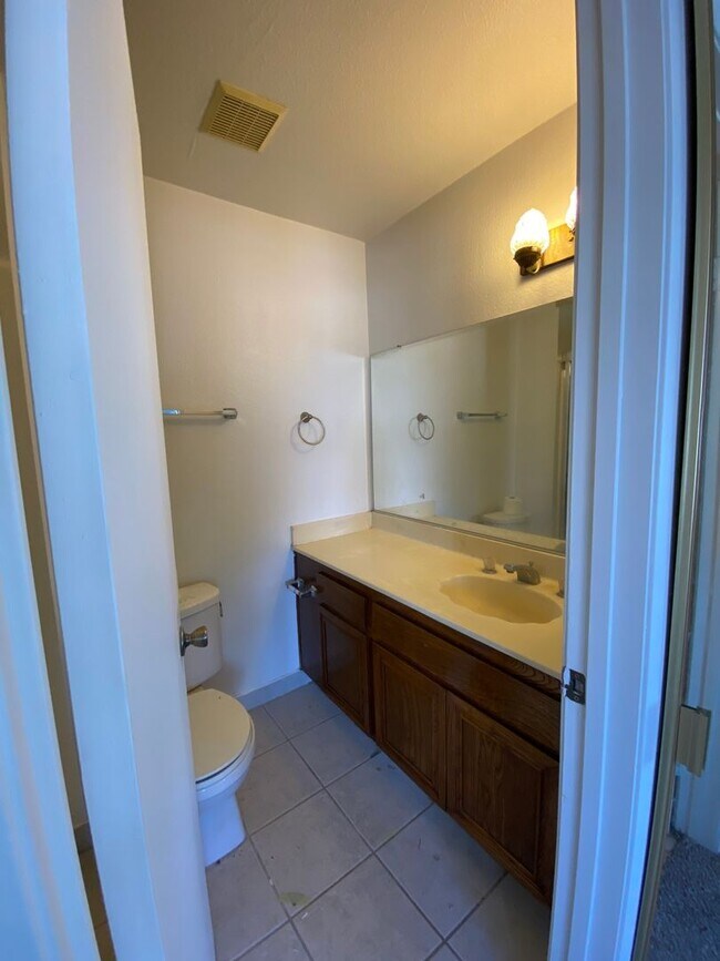 Building Photo - 3 bed, 2 1/2 bath two story townhome in Th...