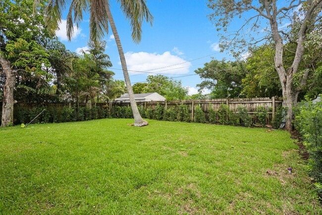 Building Photo - 604 SE 4th Ave