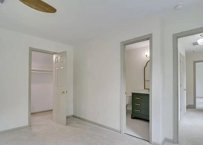 Upstairs bedroom with ensuite bath - 94 Bristlecone Ln