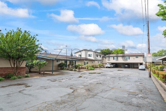 Building Photo - 1883 Robin Ln