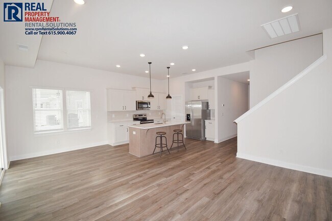 Building Photo - Gorgeous 4 bd home with attached garage! Neighborhood Pool!